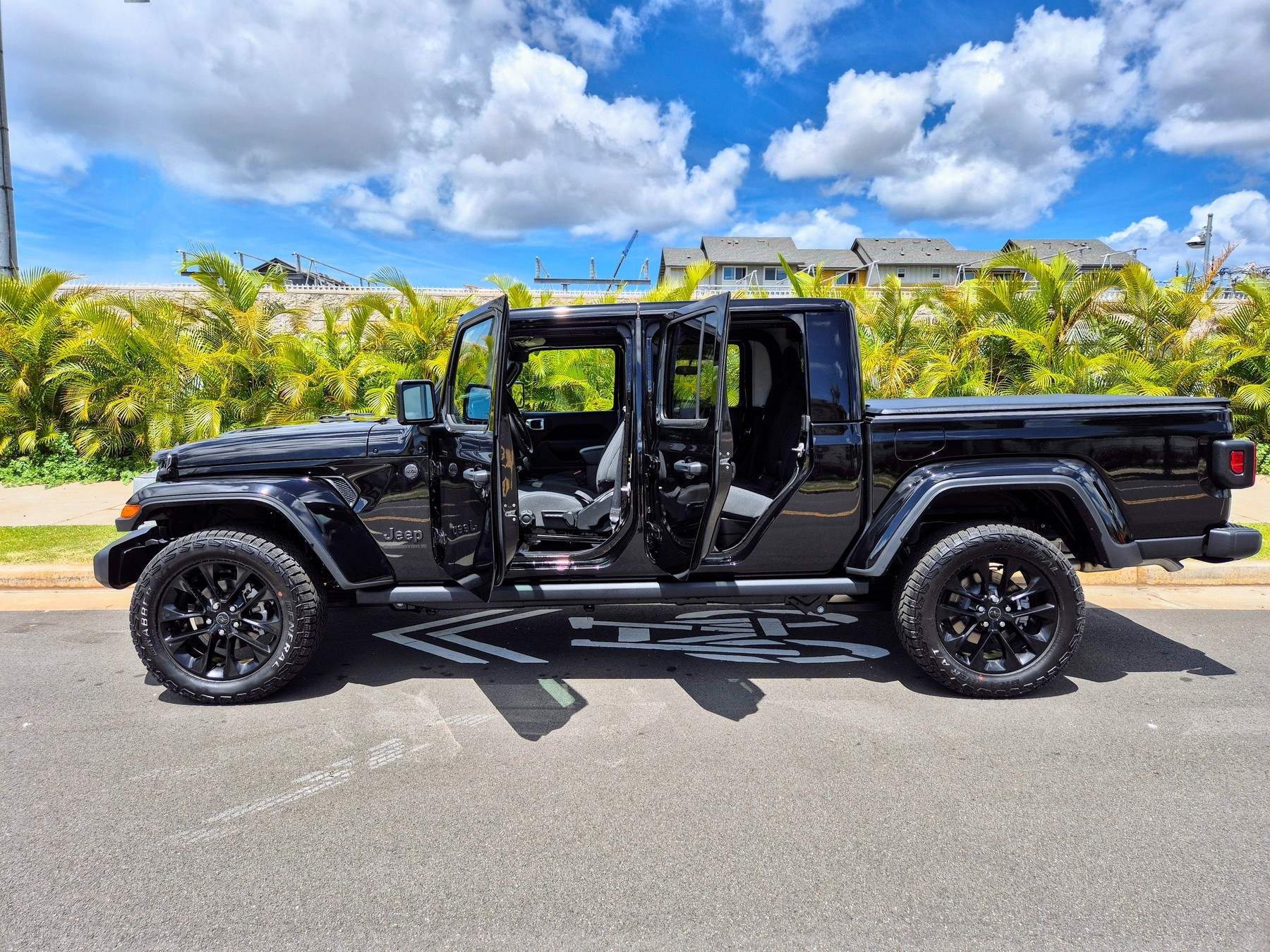 Jeep Gladiator in Diamond Black Crystal