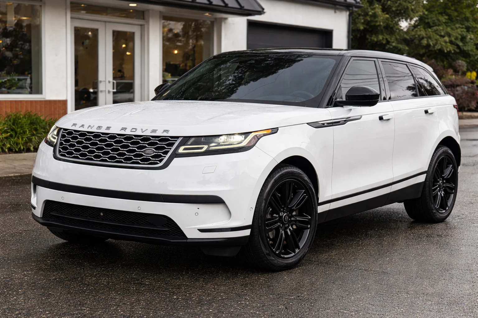 Land Rover Range Rover Velar in Fuji White